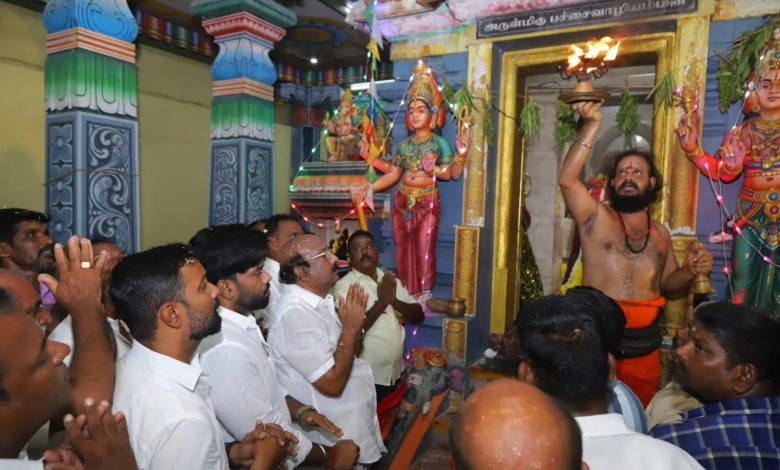 வைத்திக்குப்பம் அருள்மிகு பச்சைவாழியம்மன் ஆலயத்தில் ஆடித் திருத்தேர் விழா தீபாராதனை