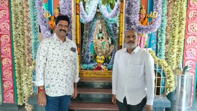 புதுச்சேரி பிராந்தியமான ஏனாமில் உள்ள வாசவி கன்னிகா பரமேஸ்வரி அம்மன் கோவிலில், ஆவணி மாத வெள