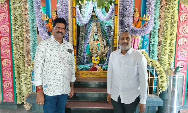 புதுச்சேரி பிராந்தியமான ஏனாமில் உள்ள வாசவி கன்னிகா பரமேஸ்வரி அம்மன் கோவிலில், ஆவணி மாத வெள
