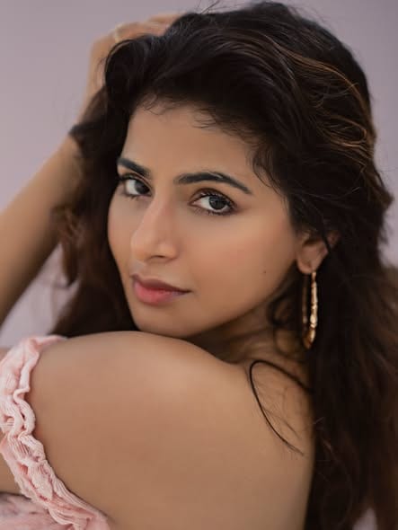 இளஞ்சிவப்பு உடையில் பேரழகாய் ஜொலிக்கும் நடிகை ஐஸ்வர்யா மேனன்: இணையத்தை ஈர்க்கும் நயமான புகைப்படங்கள்! (படம் 3)