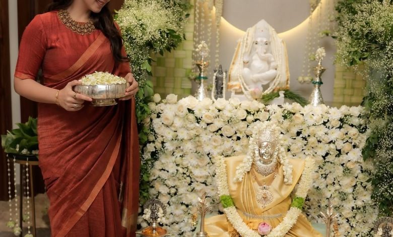 பூக்களின் நடுவே புன்னகை பூக்கும் நிக்கி கல்ராணி: சமூக வலைதளங்களில் வைரலாகும் லேட்டஸ்ட் புக (படம் 4)