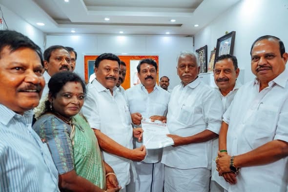சென்னை கமலாலயத்தில் All India Anna Dravida Munnetra Kazhagam (AIADMK) சார்பில் அக்கட்சியி