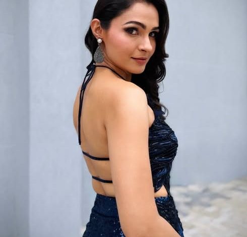 கடற்கரையில் கவர்ச்சியான தோற்றத்தில் போஸ் கொடுக்கும் அழகிய காட்சி.