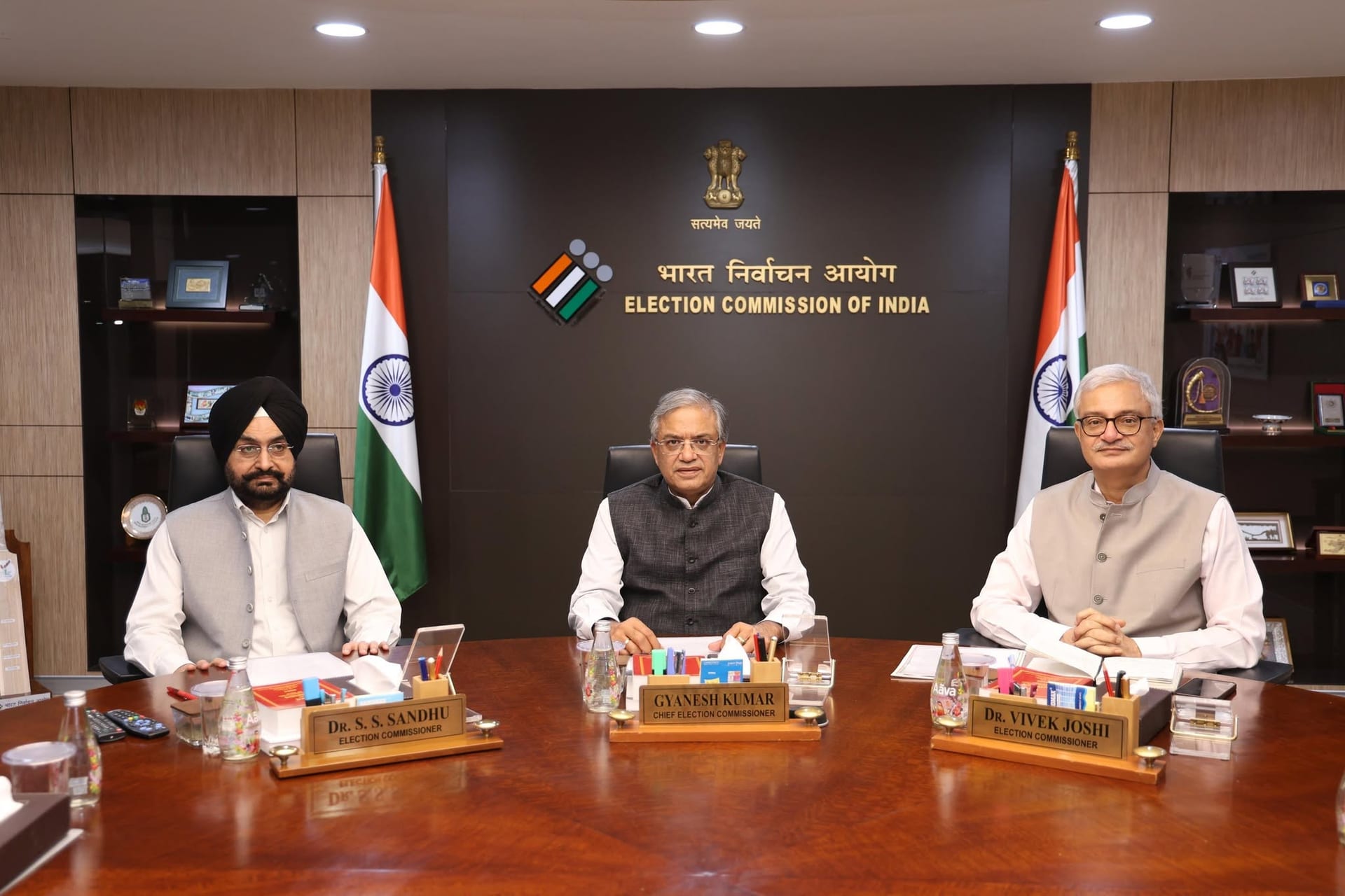 வாக்காளர் சரிபார்ப்புப் பணி: இனி வாக்காளர்களின் வீடுகளுக்கே நேரில் சென்று ஆவணங்களை சேகரிக் (படம் 2)