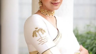 புதிய ஸ்டைலான உடையில் வசீகர புன்னகையுடன் போஸ் கொடுக்கும் நடிகை கீர்த்தி சுரேஷ்.