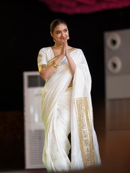 அமைதியான மற்றும் கம்பீரமான அழகில் மிளிரும் கீர்த்தி சுரேஷின் புதிய தோற்றம்.