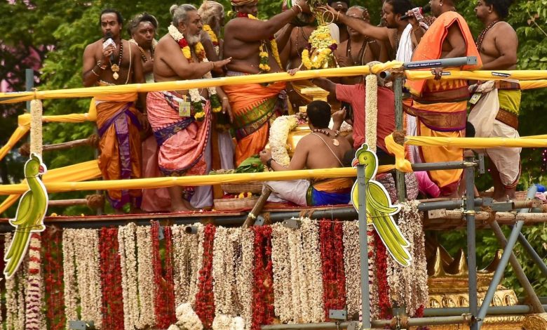 17 ஆண்டுகளுக்குப் பிறகு மதுரை மீனாட்சி அம்மன் கோவில் மகா கும்பாபிஷேகம் விமரிசையாக நடைபெற்றது!
