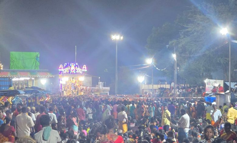 மேல்மலையனூர் அங்காளம்மன் ஆலயத்தில் ஆவணி மாத அமாவாசை ஊஞ்சல் உச்சத்தை காண மக்கள் கூட்டம்