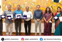 தேசிய ‘நீபா’ விருதுகளை வென்று சாதனை: புதுச்சேரி கல்வித்துறை அதிகாரிகளை நேரில் பாராட்டிய துணைநிலை ஆளுநர்!