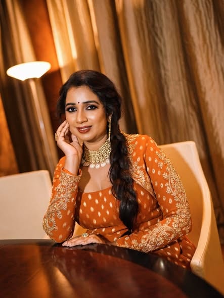 பாரம்பரிய பாணியில் அழகு மிளிர நிற்கும் பின்னணி பாடகி ஸ்ரேயா கோஷல்.