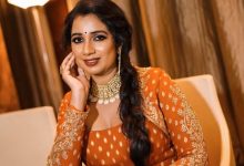 பாரம்பரிய உடையில் நளினமாக போஸ் கொடுக்கும் பிரபல பாடகி ஸ்ரேயா கோஷல்.