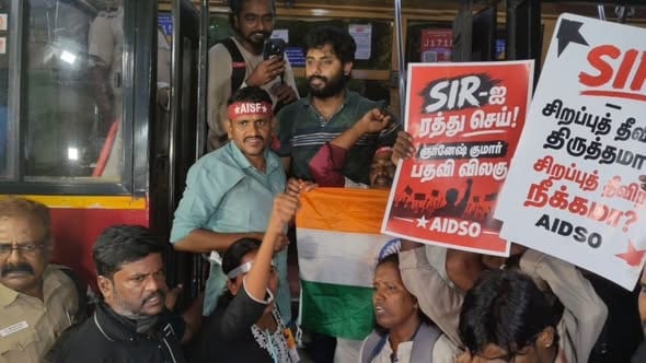 All the students' protested at Chennai against the SIR have been detained by the Police.