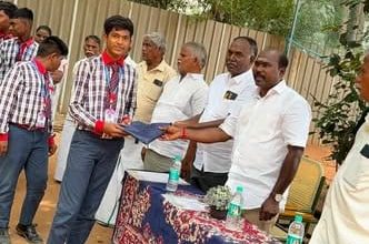 மாணவர்களுக்கு மழைக்கோட் வழங்கும் நிகழ்வு! 🎒🌧️