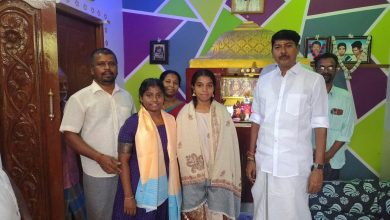 நீட் தேர்வில் வென்று மருத்துவப் படிப்புகளில் சேர்ந்த காரைக்கால் மாணவிகள்: எம்.எல்.ஏ. மீனாட்சிசுந்தரம் நேரில் பாராட்டு!