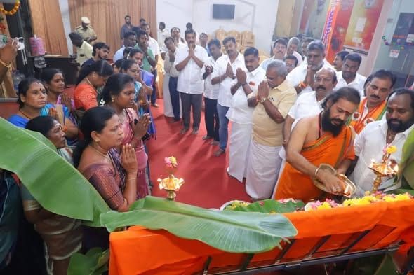 புதுச்சேரி பாஜக தலைமை அலுவலகத்தில் ஆயுத பூஜை, விஜயதசமி சிறப்பு வழிபாடு: கட்சி நிர்வாகிகள் உற்சாக பங்கேற்பு!