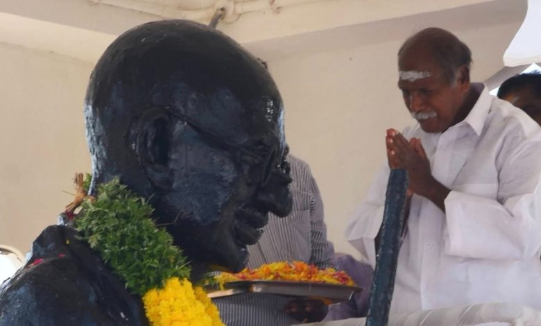 காந்தி ஜெயந்தி, காமராஜர் நினைவு நாள்: புதுச்சேரி முதலமைச்சர் ரங்கசாமி திருவுருவச் சிலைகளுக்கு மாலை அணிவித்து மரியாதை!