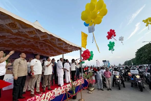 புதுச்சேரி கடற்கரைச் சாலையில் உள்ள காந்தி சிலை அருகே, போதைப்பொருட்களுக்கு எதிரான விழிப்புண
