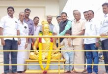 புதுவைத் தமிழ்ச் சங்கத்தில் நிறுவப்பட்டுள்ள அய்யன் திருவள்ளுவர் சிலைக்கு மாலை அணிவித்து கு
