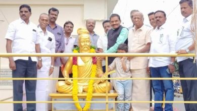 புதுவைத் தமிழ்ச் சங்கத்தில் நிறுவப்பட்டுள்ள அய்யன் திருவள்ளுவர் சிலைக்கு மாலை அணிவித்து கு