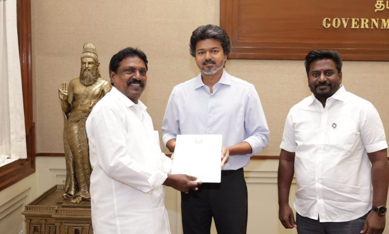 தமிழ்நாடு இயல் இசை நாடக மன்ற தலைவர் புஷ்பவனம் குப்புசாமி: முதலமைச்சர் ஜோசப் விஜய் நேரில் வாழ்த்து!