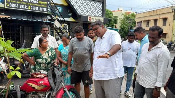 தட்டாஞ்சாவடி தொகுதியில் மழைநீர் தேங்குவதைத் தடுக்க வாய்க்கால்களை ஆய்வு செய்த MLA அசோக் ஆனந