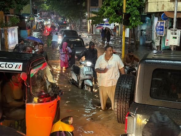 தட்டாஞ்சாவடியில் மழை பாதித்த பகுதிகளில் எம்.எல்.ஏ அசோக் ஆனந்த் இருசக்கர வாகனத்தில் நேரில் ஆய்வு: மழைநீரை அகற்ற அதிரடி உத்தரவு! - படம் 2