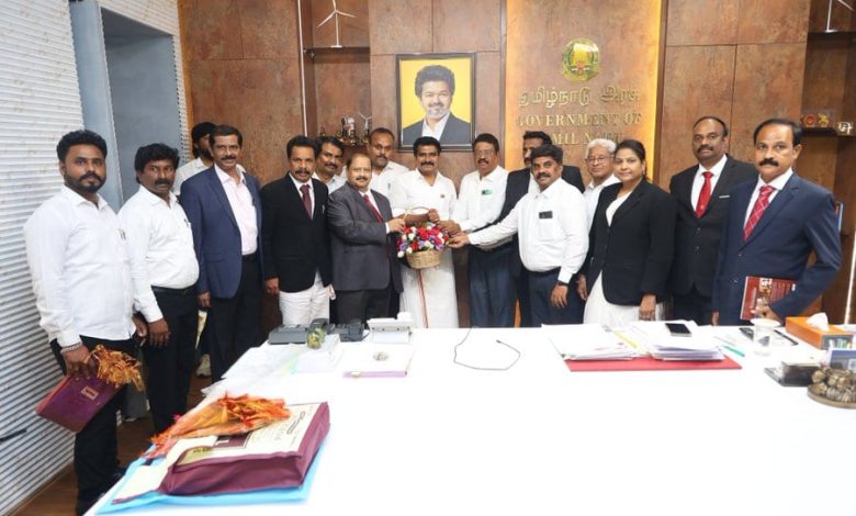 Members of the Federation of Bar Associations of Tamil Nadu and Puducherry, led by its hon